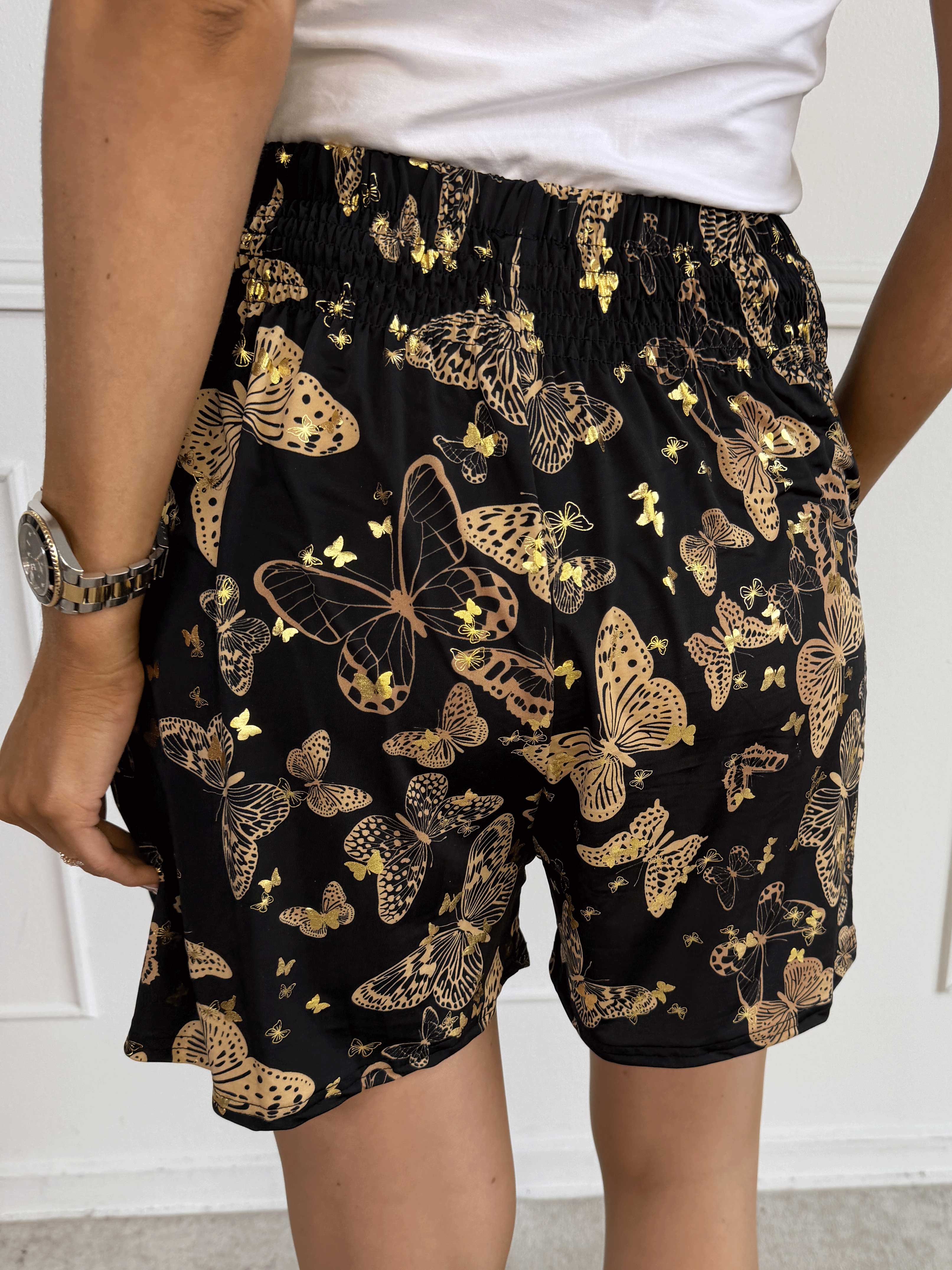 Pams Butterfly Shorts - Elastiske shorts med sommerfugleprint og gulddetaljer